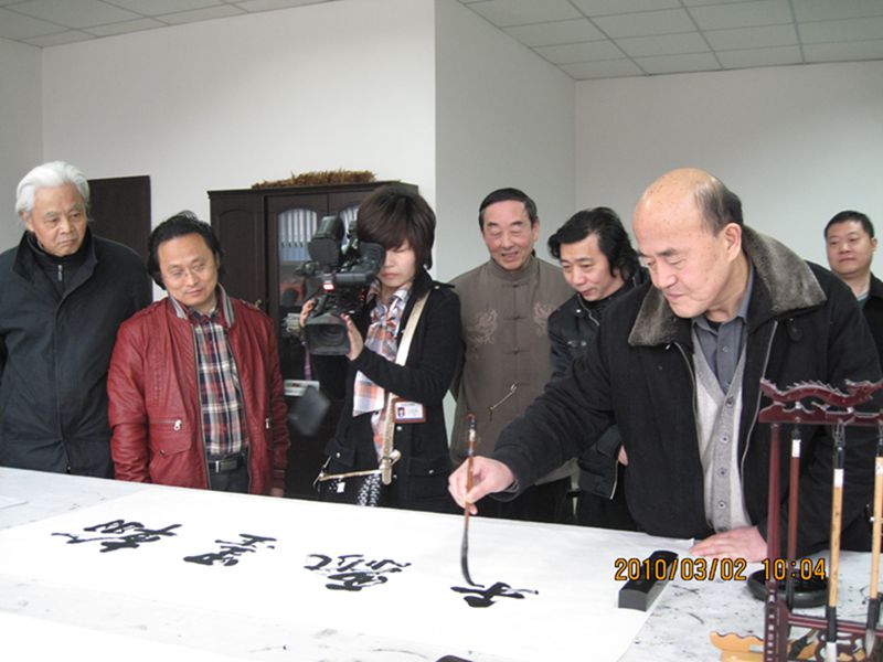 市人大常委會(huì)黨組書記、副主任張法祥在畫展開幕式上題寫“翰墨飄香”.JPG