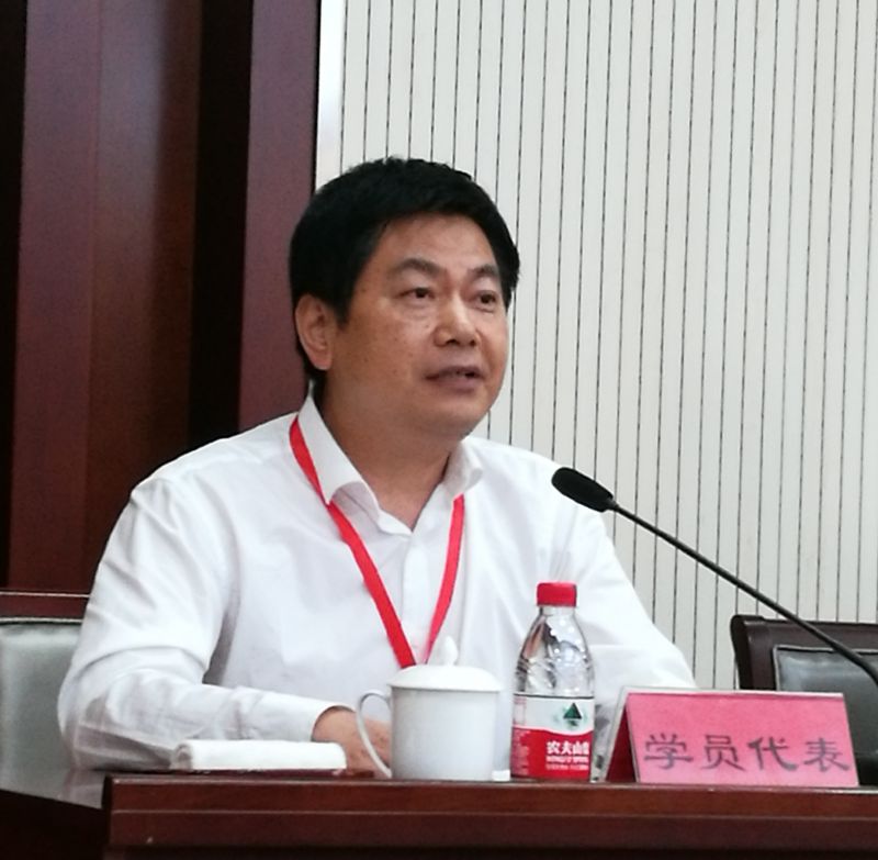 四川現代教育集團蘇華在中央社會主義學院民主黨派干部進修班結業(yè)典禮上發(fā)言.JPG