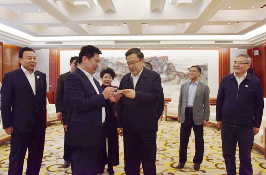 2018年4月16日，貴州省委書記孫志剛聽取全國政協(xié)委員、民建中央常委、中華職業(yè)教育社副理事長、四川國弘現(xiàn)代教育投資公司（省屬國有企業(yè)）董事長蘇華關(guān)于在貴州省發(fā)展教育事業(yè)和教育扶貧工作匯報(bào)。_副本.jpg