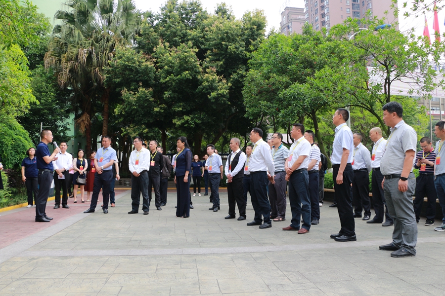 德陽(yáng)市、中江縣人大代表到繼光實(shí)驗(yàn)學(xué)校調(diào)研.JPG