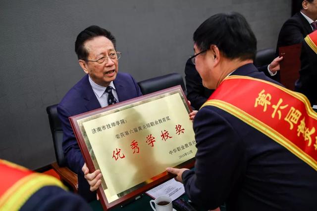 黃炎培職業(yè)教育獎(jiǎng)揭曉，向獲獎(jiǎng)?wù)咦ＹR！