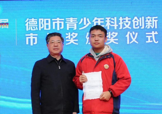 市長何禮為高2021屆5班學(xué)生周競楠頒發(fā)青少年科創(chuàng)市長獎，鼓勵孩子們成為拔尖創(chuàng)新人才。_副本.jpg