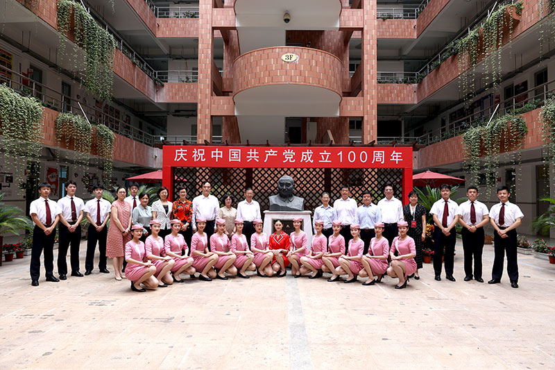 5郝明金理事長與中華職業(yè)學?？粘藢I(yè)學生合影留念.jpg