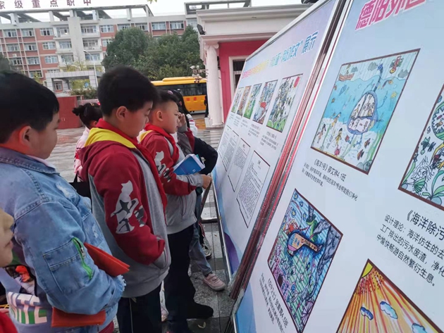 1635470171845468.jpg 德外小學舉辦第三屆科創(chuàng)節(jié)學生優(yōu)秀科幻畫、科幻作文展覽.jpg