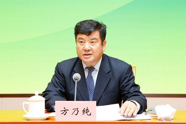 4.中華職業(yè)教育社黨組書(shū)記、總干事方乃純主持會(huì)議_副本.jpg