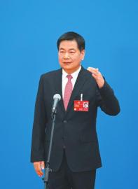 3月7日，“委員通道”集體采訪活動(dòng)上，住川全國(guó)政協(xié)委員蘇華接受媒體采訪。 　　新華社記者 陳曄華 攝.jpg
