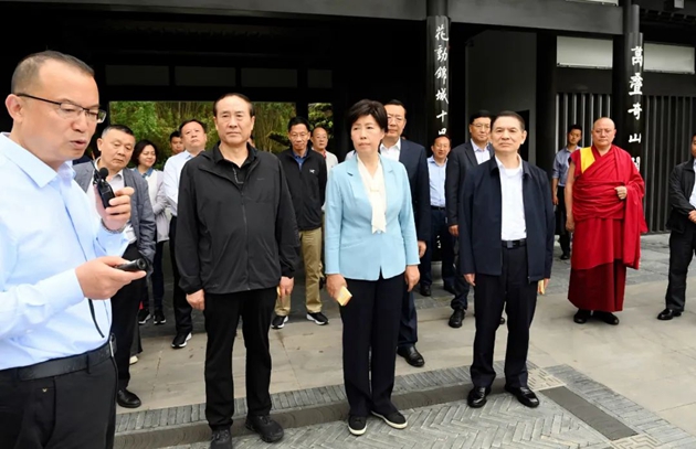 考察組在世園會(huì)主會(huì)場(chǎng)中華園藝展區(qū)成都園聽取有關(guān)情況介紹。記者 姜寒冬 攝.jpg