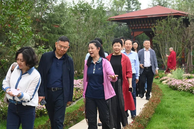 考察組在世園會(huì)國際園藝展區(qū)考察。記者 姜寒冬 攝.jpg