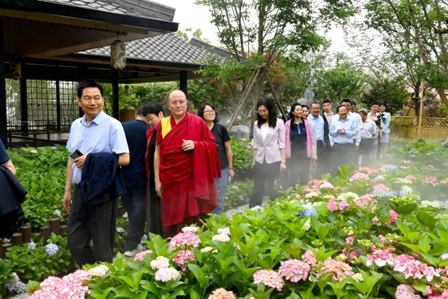 考察組在世園會(huì)國際園藝展區(qū)考察。記者 姜寒冬 攝.jpg11.jpg