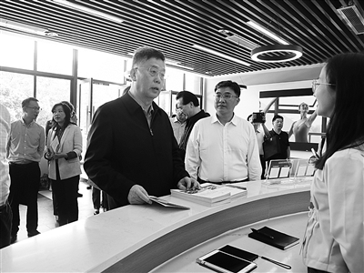 2、調(diào)研組在四川省雅安市漢源縣調(diào)研大學(xué)生電商直播創(chuàng)業(yè)項(xiàng)目以及就業(yè)援助吸納帶動就業(yè)情況。.jpg